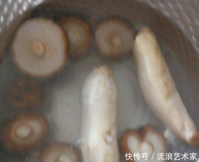  粽叶|带有粽叶香味的香菇鸡腿饭非常适合寒冷和多雨的天气