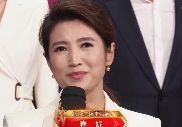  董卿|108位主持人“世纪同框”，董卿站C位，华少太业余，梁田比汪涵稳