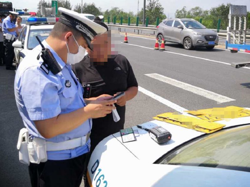 探头|交警曝光货车司机躲探头手段：手刹连着翻牌器，一拉就翻牌