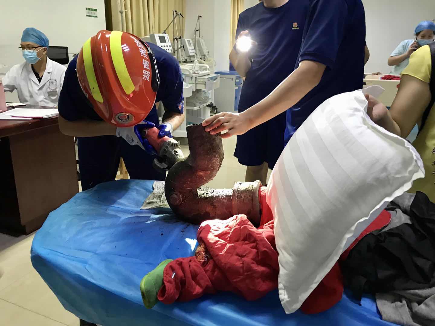  消防员|3岁男孩脚卡进便池，消防员5小时凿穿便池口实施救援