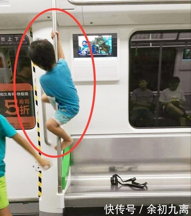 孩子|地铁上，2岁男孩躺在地上一动不动，乘客看清宝宝的手后立刻报警