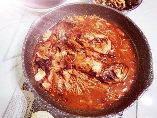 超赞|鲈鱼不要再清蒸了，用这方法做干锅鲈鱼吃，味道超赞！好吃又下饭