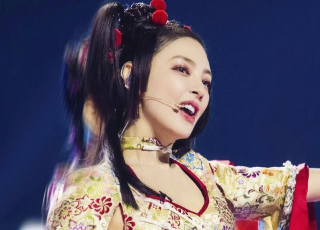  张含韵|“彩虹节拍”集体国风造型，蓝盈莹活力满满，我却被张含韵吸引