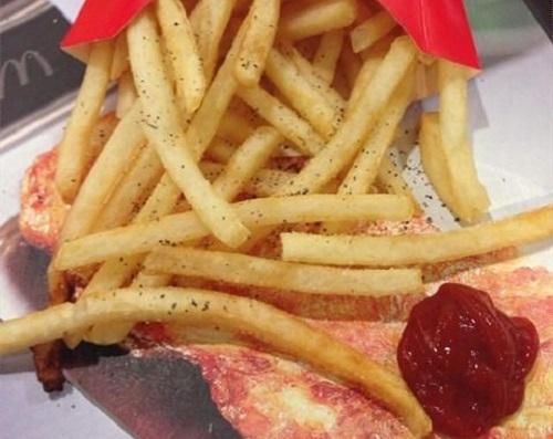  晓得|现在才晓得，原来麦当劳留了挤番茄酱的地方，我却一直挤在纸巾上