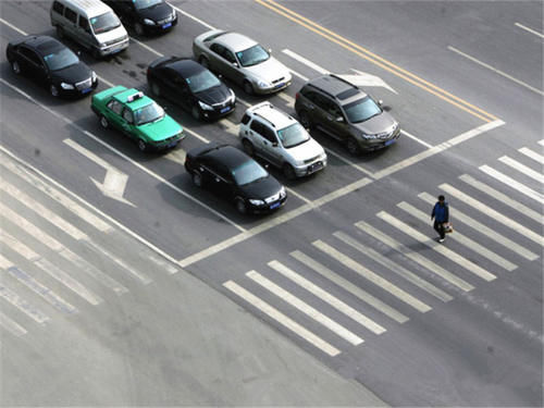 取消|礼让行人到底该不该取消？车主：行人闯红灯跨栏杆，我们凭什么负责？