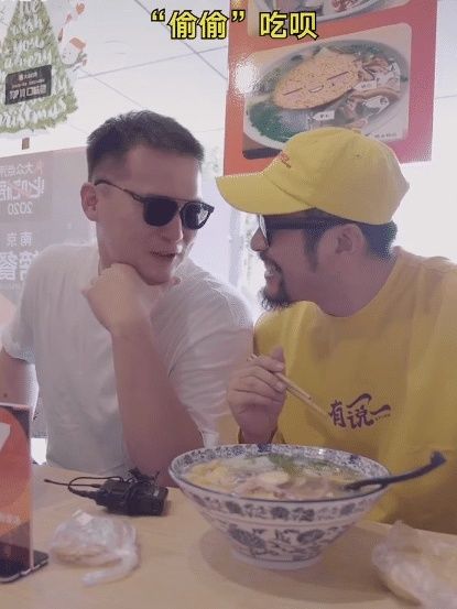  南京|回家心情不错！万圣伟化身美食主播介绍南京小吃，节目中调侃杜锋