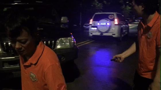  越野车|好紧要！淡水一棵大树凌晨被吹倒，这群开越野车的人去做了这件事....