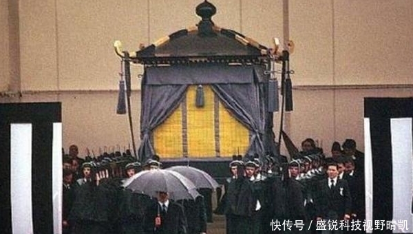 葬礼|日本天皇裕仁离世,日方希望中方出席葬礼,我们回应4字