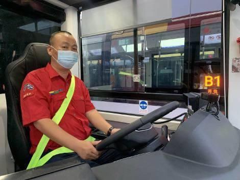  驾驶员|18米纯电动“巨无霸”公交正式“上岗”