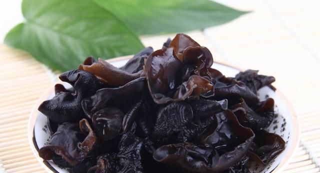  木耳|黑木耳绝不是颜色越黑越好，这样的木耳千万别买，小心中毒！