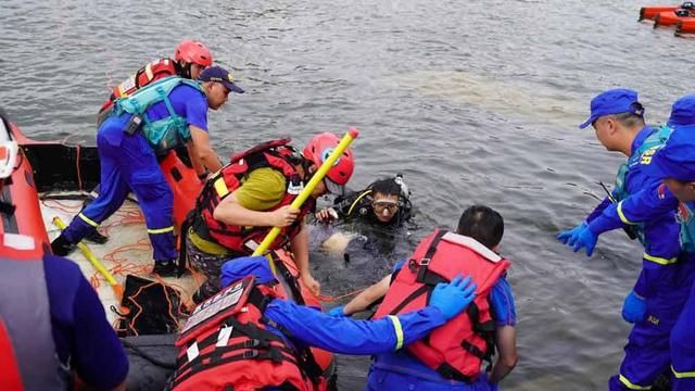  大喊|贵州公交坠湖幸存者:乘客在车突然拐弯时大喊起来
