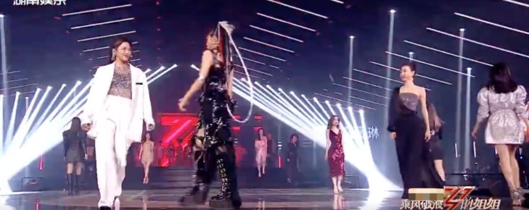  宁静|《姐姐》成团夜麻烦多：宁静出错让杨澜很尴尬，黄晓明主持爱抢话