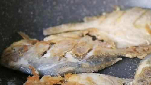  保证|鲳鱼这样煎又酥又香，保证皮不破肉不散，老公喜欢的下酒菜