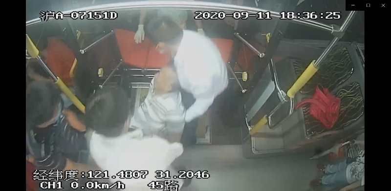 刘曹华|车厢里有人晕倒,公交车秒变“救护车”