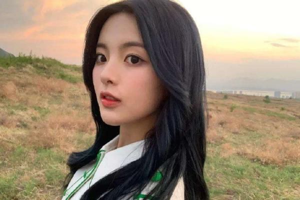  形象|杨超越活动现场生图，高调Cos哪吒形象，网友：黑眼圈有内味了！