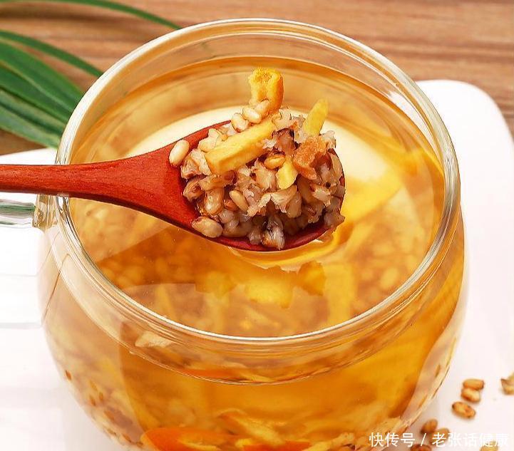 大米炒焦泡水喝有什么作用(大米炒焦泡水喝，每天一杯，用不了多久，7个好处或“不请自来”)