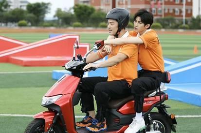  依旧|跑男结束后蔡徐坤沙溢感情依旧，沙溢综艺中跳蔡徐坤《情人》