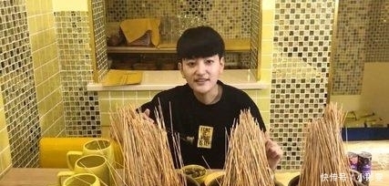 自助餐|女子吃59元自助餐, 一人吃掉1千多根肉串, 走的时候老板哭了!