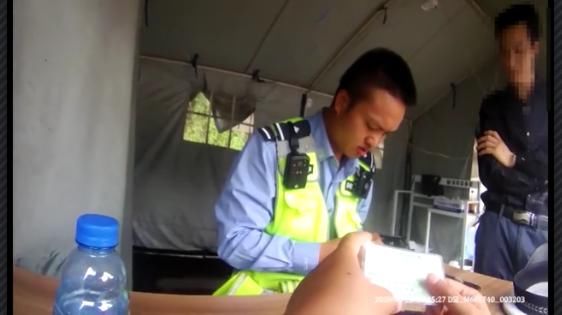  驾车|偷买假证驾车上路被查，妻子知情大怒扇他一耳光！