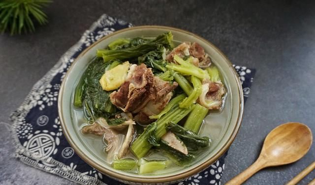  好吃|春菜和它这样炖，鲜咸香嫩，老公夸口好吃，吃到最后连汤汁都不剩