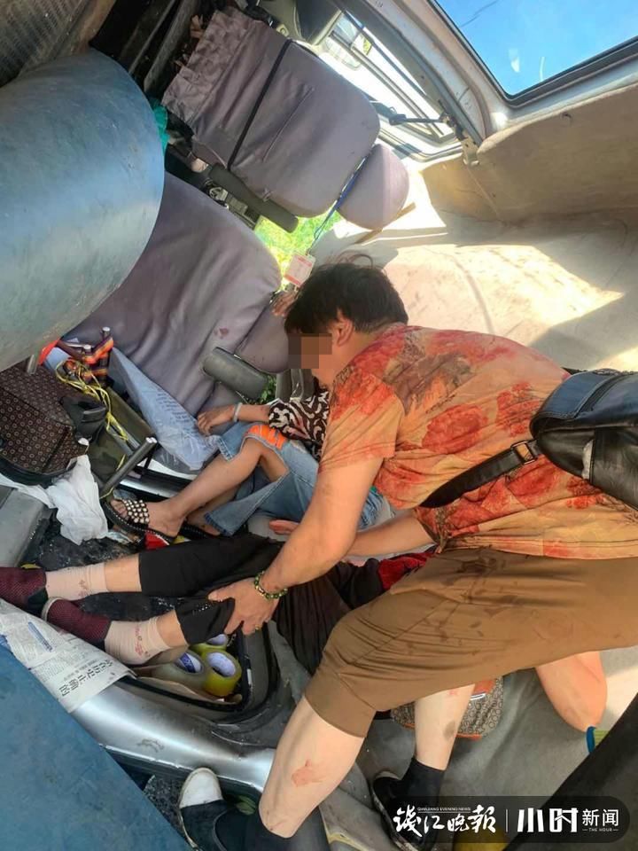  侧翻|6座小车塞了11人，高速路上炸胎侧翻，多人受伤！