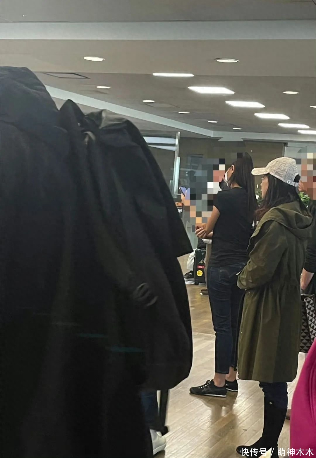 郭晶晶霍启刚现身韩国机场，身穿万元高奢外套，反被称赞太低调