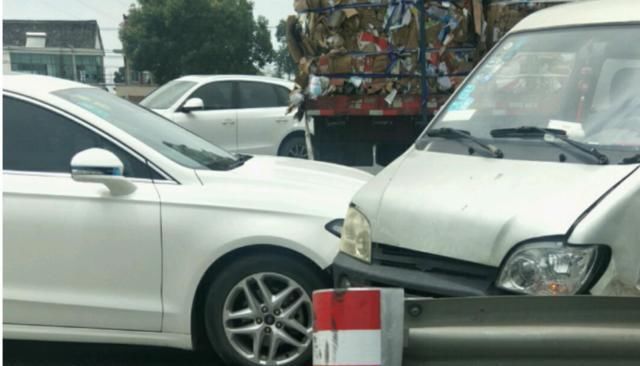  福特|五菱神车被福特蒙迪欧撞，直接启动不了，网友：咋这么猛？