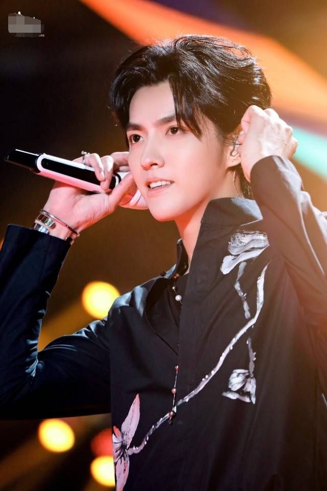  凡微|吴亦凡微博晒自拍，调侃头发该剪了