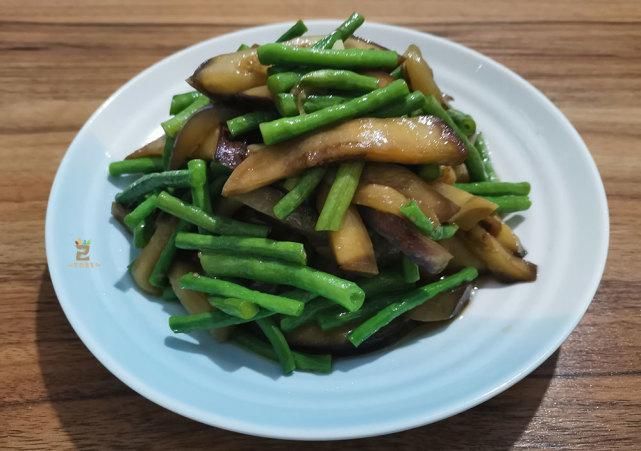 两样食材|夏天,这2样素菜一起炒,每次一盘不够吃,营养又消暑,比吃肉强