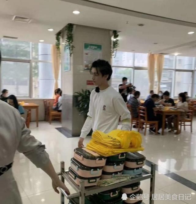  王俊凯|《中餐厅4》王俊凯洗一下午碗，却因粉丝众怒？网友：不看了！