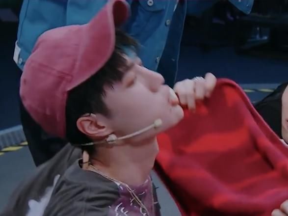  生理|王一博生理不适坚持录节目？却遇上意外，一旁张艺兴的反应才是亮点