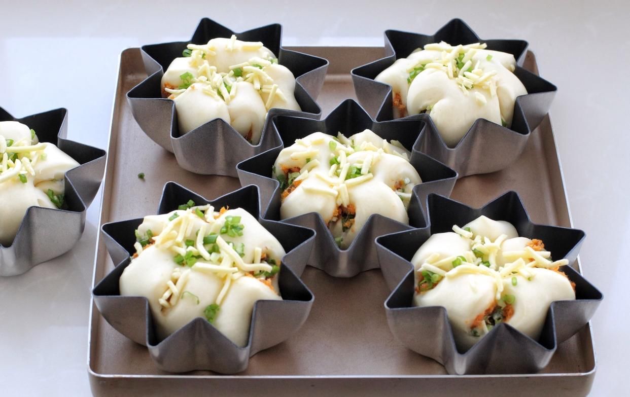 面包|吃腻了甜面包换个口味,加点葱花和肉松,还没出炉就已经香飘满屋