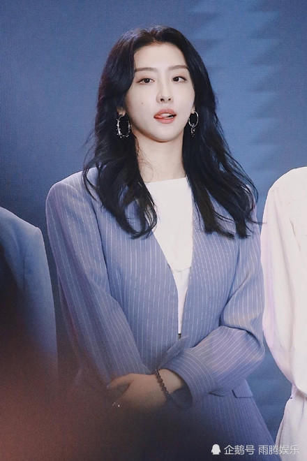  路透|THE9团综发布会路透照曝光，喻言小蛮腰超抢眼，许佳琪成最强门面担当