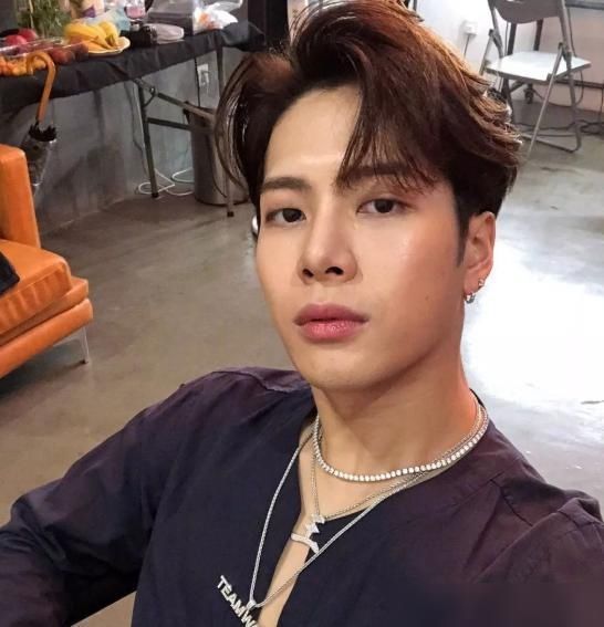  挚爱|王嘉尔一筷子夹完了王一博的挚爱，看他的表情，嘉尔你没有心