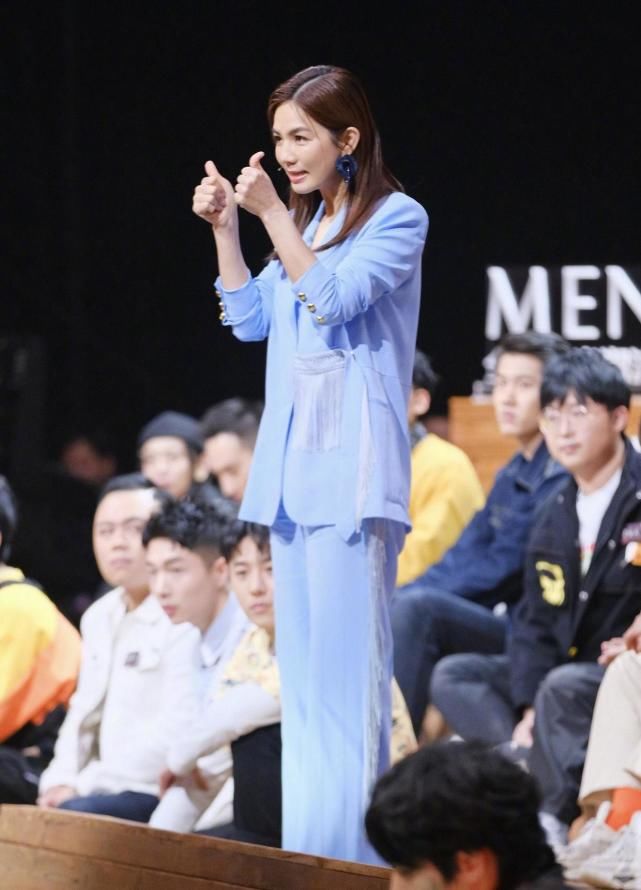  穿在身上|“假小子”陈嘉桦越来越有女人味，长发配蓝色西装干练清爽，好美