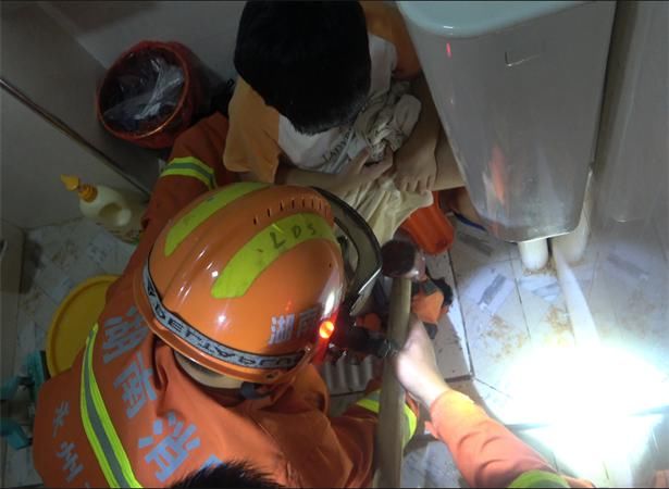  摔了一跤|五岁男童洗澡时摔了一跤，结果脚被卡便池里，成功获救