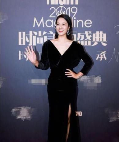 朱丹|朱丹为了减龄,第一次画“韩式咬唇妆”,终究还是翻车了