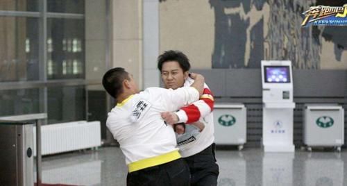  堆成|李晨沉迷撕名牌，家中跑男嘉宾名牌堆成小山，居然还有他俩的！