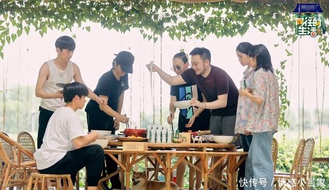 向往|《向往4》拍收官合影,黄磊何炅都不站C位,看到C位的人选好感动