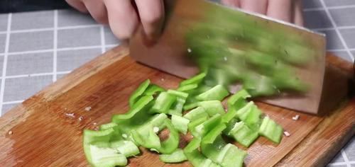  五花肉|回锅肉好吃有诀窍！教你在家做，方法简单味道好