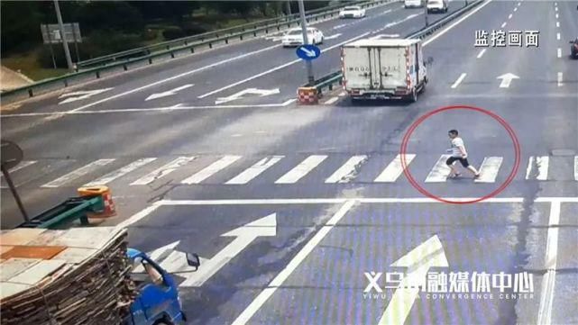  小男孩闯红|男童斑马线上被撞飞警方：监护人与司机同责