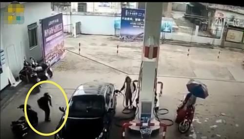  加油站|男子趁女车主加油开车门偷包，慌张逃跑撞墙晕倒，狼狈样令人笑喷