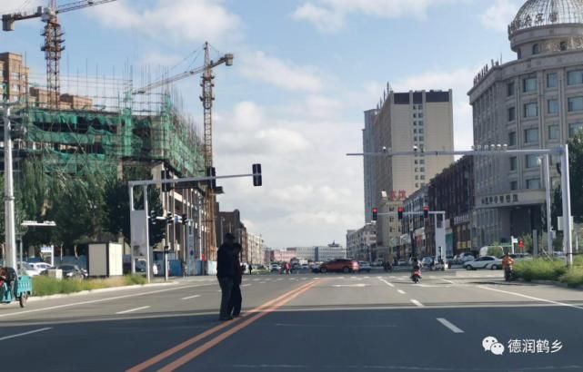 白城|【不文明行为曝光台】行人闯红灯、横穿马路，曝光不文明，白城这一批人上镜了！