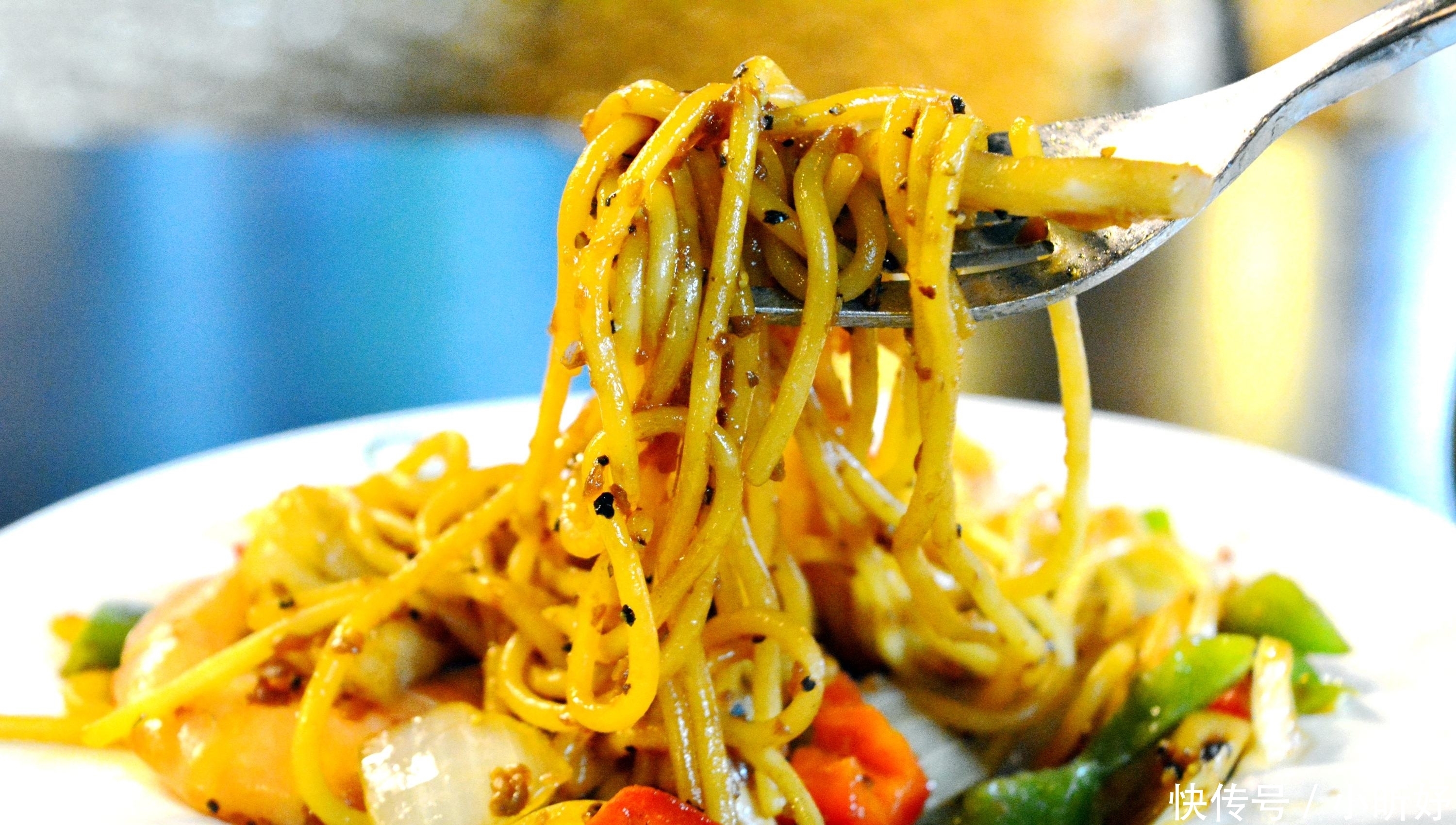 回答|外国人疑惑:为什么中国人吃的面条都带汤呢?网友的回答扎心了