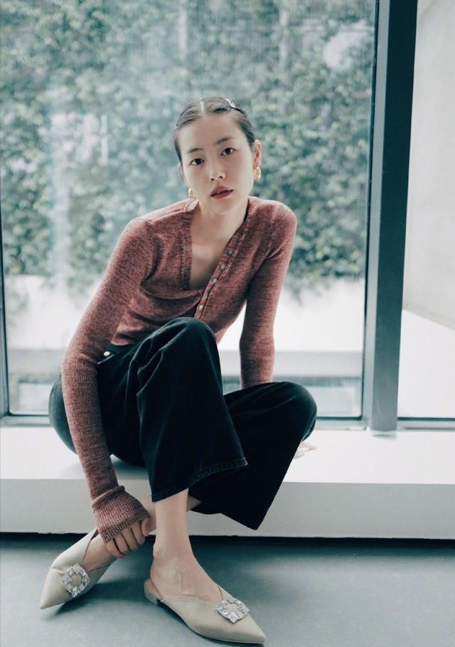  依旧|刘雯的品味依旧在线，T恤搭半裙简约却不单调，堪称行走的教科书