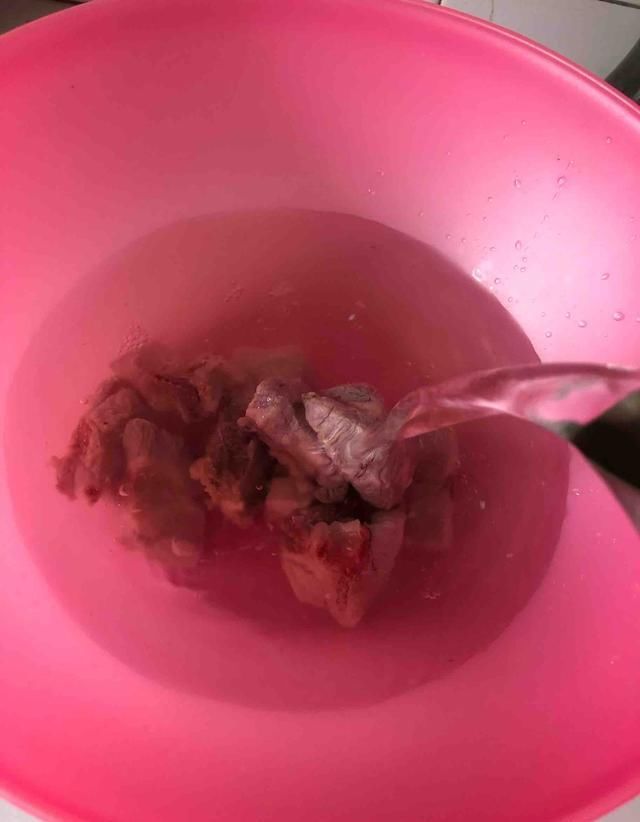  排骨|1斤排骨，3个小土豆，每周给孩子做1次这个香辣排骨，身体棒