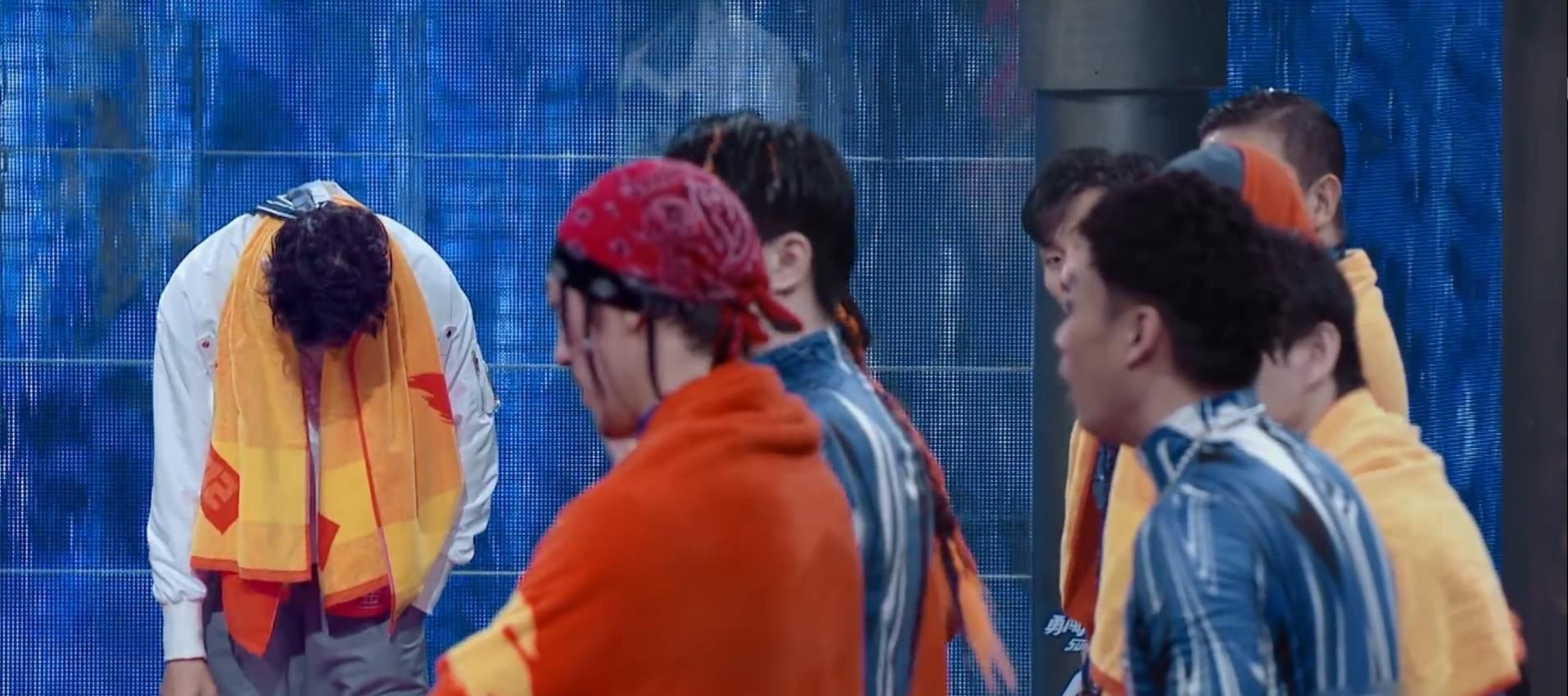 街舞|《街舞3》肖杰受伤,因上一场水舞台太滑,王一博暖心提醒过大家