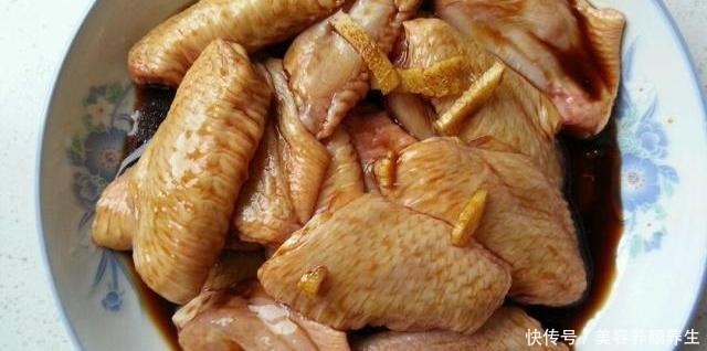 清水冲洗干净|烹饪鸡翅时,先焯水还是先腌制7成人弄不清这步,难怪鸡翅老柴