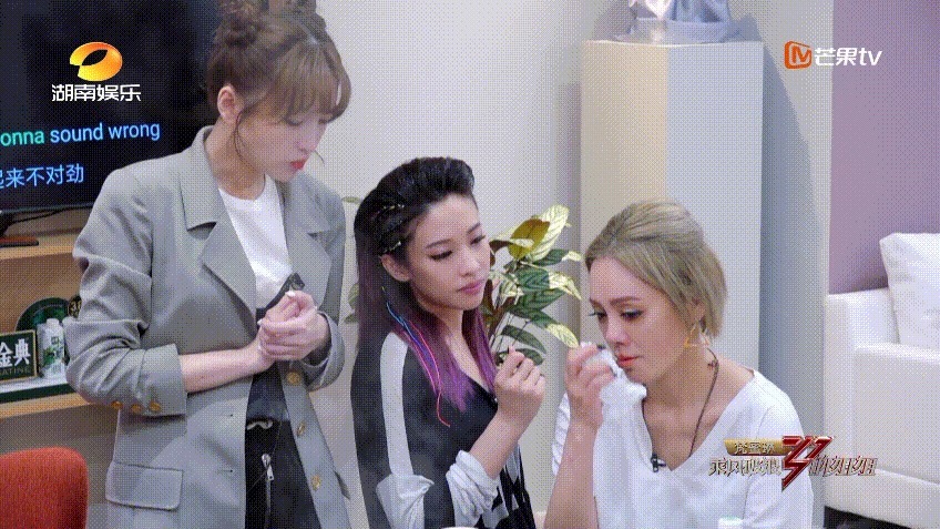  谄媚|宁静当年蹲在张国立脚边说话，表情谄媚，旁边章子怡一脸看不上