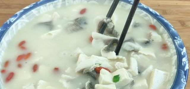  草鱼|草鱼去刺一根不留，用这个方法做出来的鱼汤，汤白如奶，没有腥味
